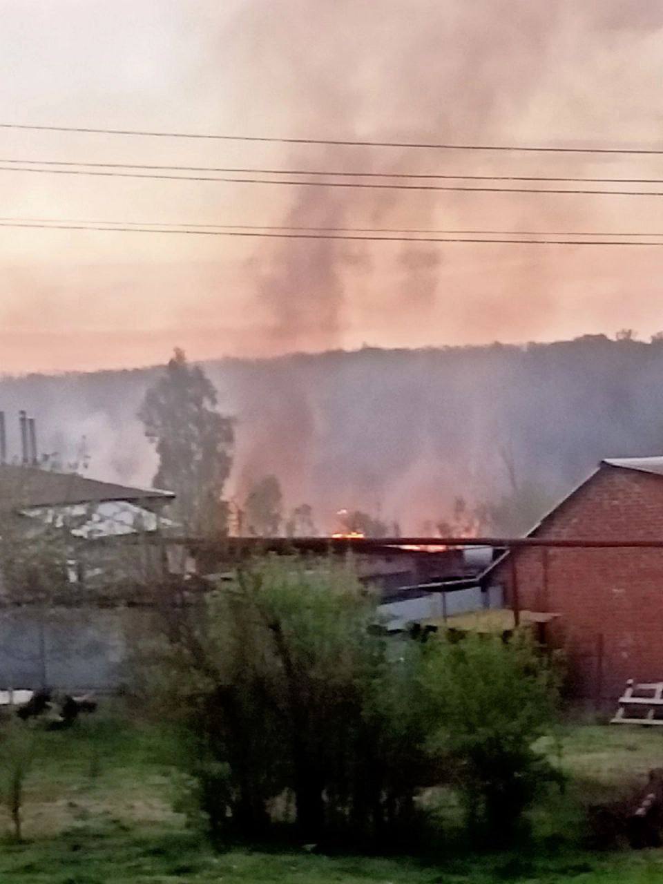 Пожар после обстрела села в РФ
