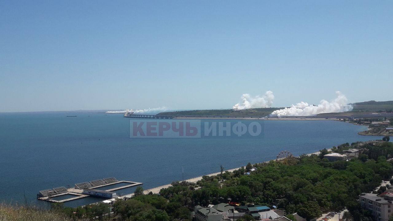 Дым возле Крымского моста