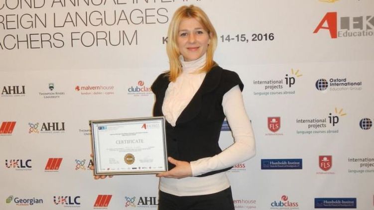 В 2016 года Виолетта Македон получила от президента Украины награду и звание Учитель года, а сейчас уехала в Лондон работать сиделкой