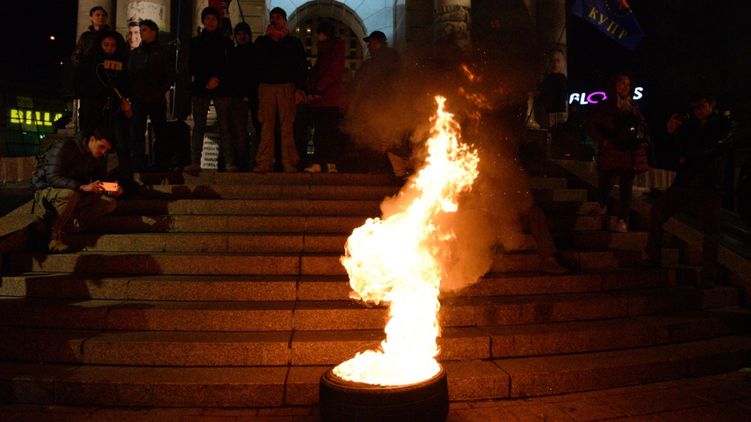 В годовщину Евромайдана на главной площади Украины снова жгли шины, фото: Украинские новости