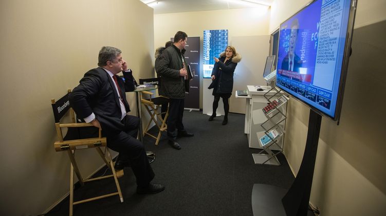 Президенту Петру Порошенко (крайний слева) приходится все чаще смотреть разгромные сюжеты о своей политике в западных СМИ, фото: president.gov.ua
