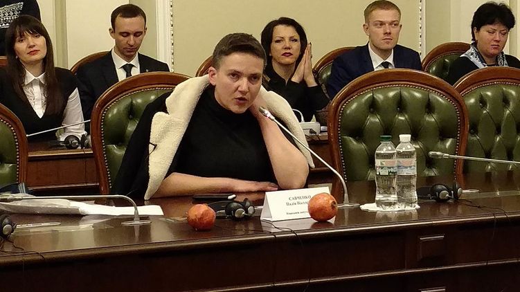 На заседание регламентного комитета Надежда Савченко принесла два граната, фото: censor.net.ua