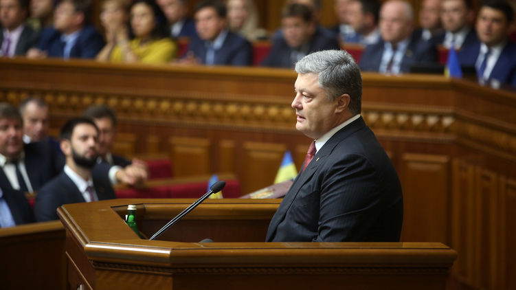 Президент Петр Порошенко (справа) не поделил закон о дипслужбе с депутатами, фото: president.gov.ua