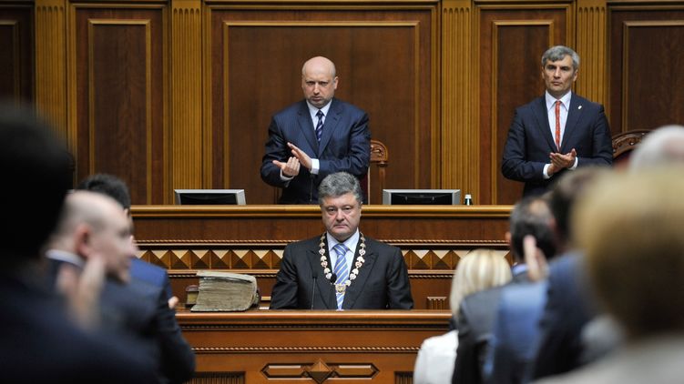 Главным лозунгом к выборам Порошенко делает изменения в Конституцию. Фото: Пресс-служба президента