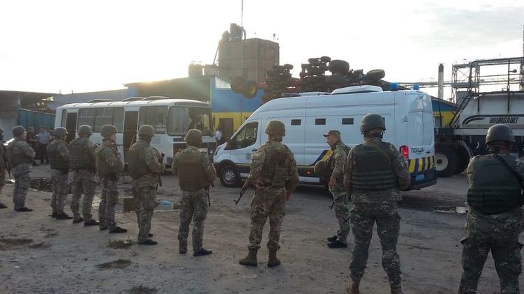 Спецназ МВД на месте захвата элеватора. Фото - Всеукраїнська Аграрна Рада