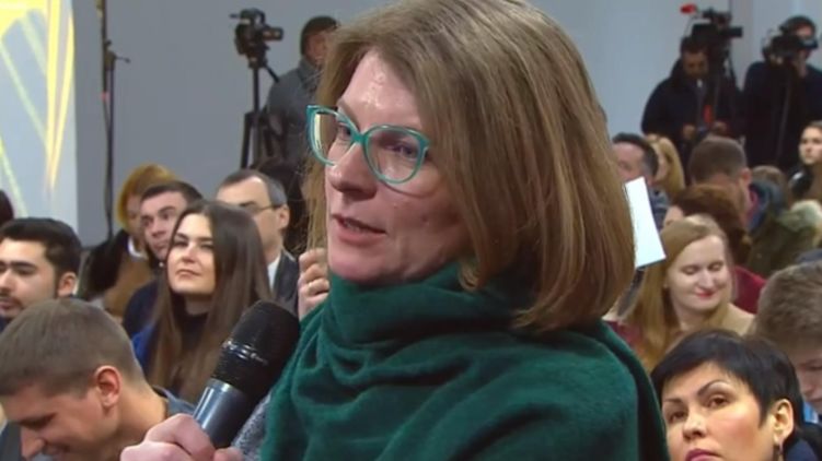Марина Барановская задает на пресс-конференции вопрос Петру Порошенко