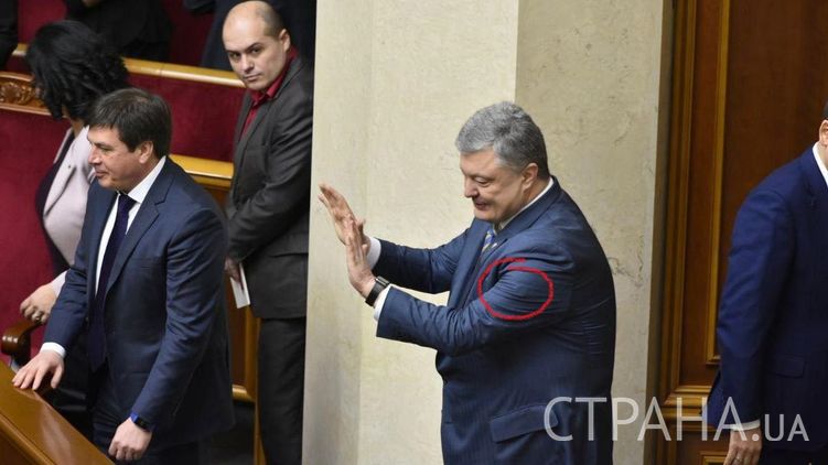Под левым рукавом Порошенко выпирает кнопка, фото: Аркадий Манн, 