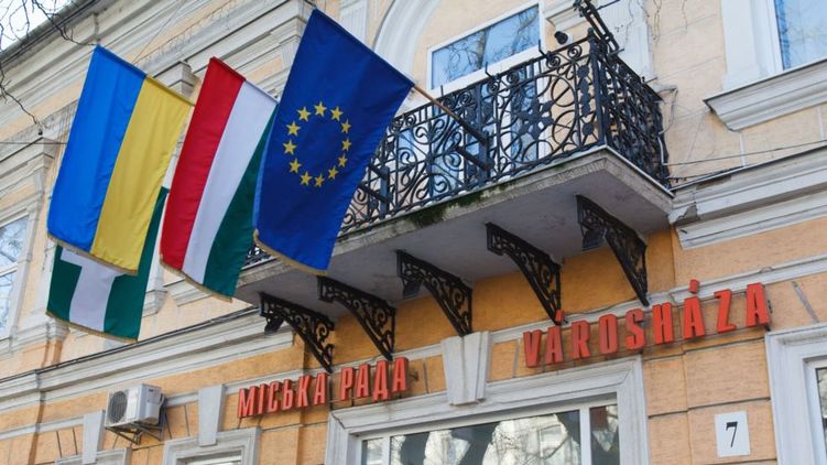 Закарпатский флаг рядом с государственным на горсовете Берегово, самого венгерского городка области, уже никого не смущает.  Фото: Марианны Попович
