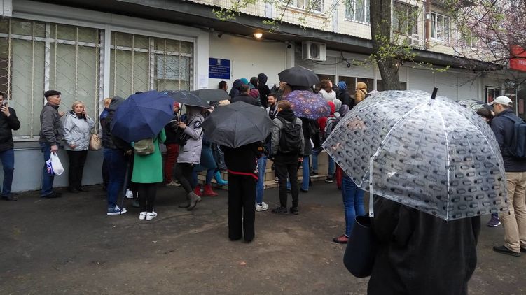11 апреля, очередь в Госреестр избирателей в Шевченковском районе Киева. Фото: Страна ua