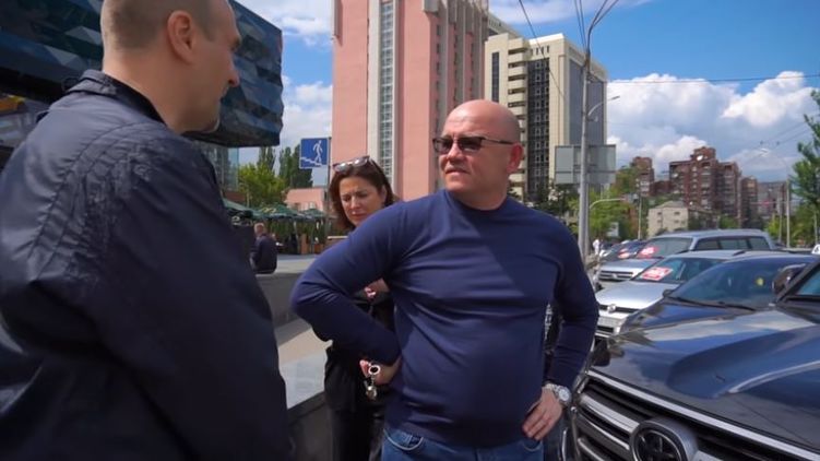 Андрей Кмита, кандидат на пост замглавы СБУ (в черных очках справа). Скриншот из видео