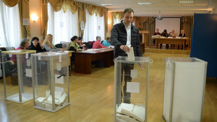Социологи сомневаются, что на выборах в парламент явка будет выше, чем на президентских, фото: Аркадий Манн, 