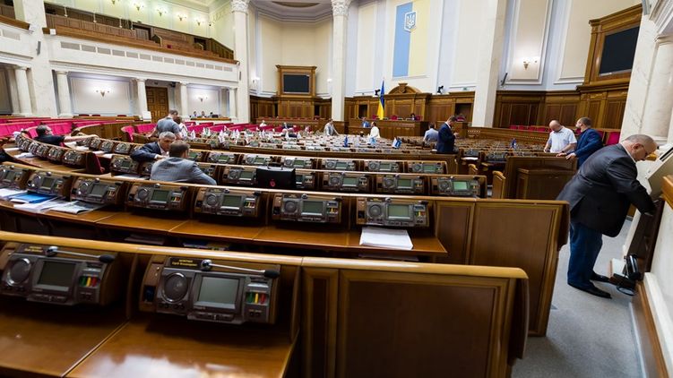 Спикер Андрей Парубий хочет дополнить рабочие места депутатов сенсорной кнопкой, фото: facebook.com/Olexandr2013
