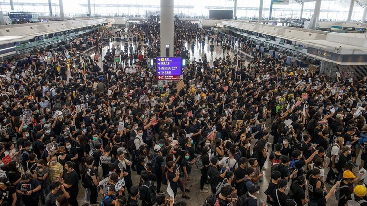 В аэропорту Гонконга людно из-за протестов. Источник фото: Facebook