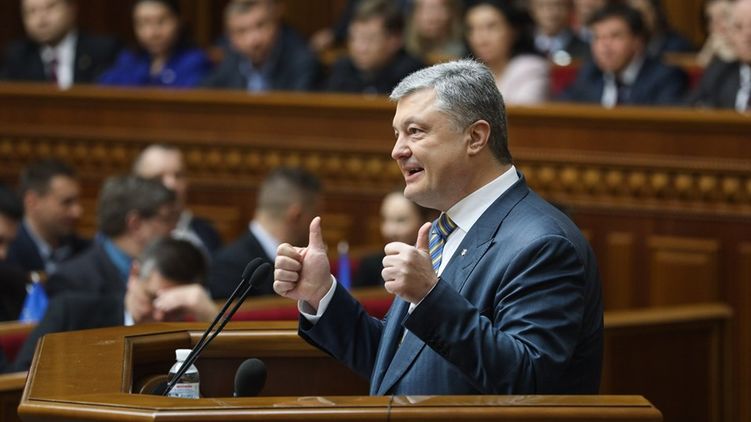 Петр Порошенко размышляет, отказаться ли от депутатского мандата, фото: facebook.com/pg/petroporoshenko