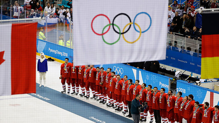 Олимпиада-2018. Над сборной России по хоккею, которая тогда выиграла золотые медали, поднимается белый флаг