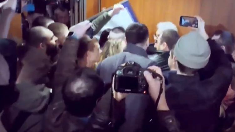 Сергея Сивохо националисты прижали к стенке. Скриншот из видео