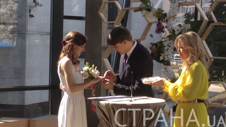 Из-за карантина украинцы переносят свадьбы. А у желающих пожениться ЗАГСы не принимают заявления. Фото: Страна