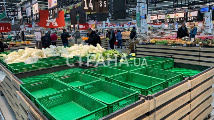 Несмотря на заверения таможни, полки супермаркетов кое-где опустели. Фото: Страна. ua