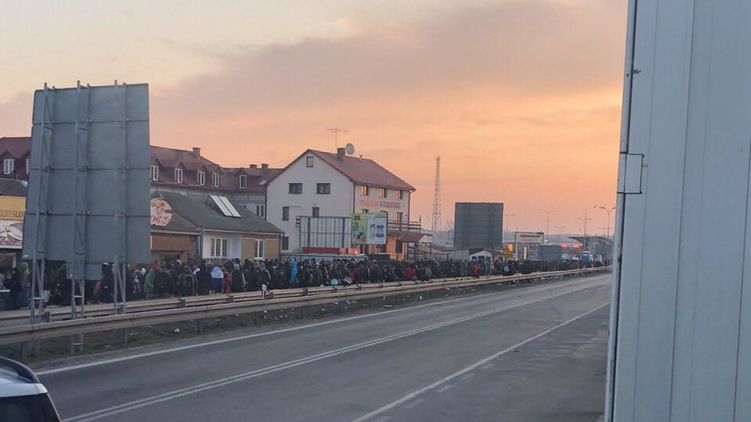 В очередях на кордоне Польши и Украины стоят тысячи людей, которые спешат попасть домой до закрытия границы. Фото: Тоня Квитка