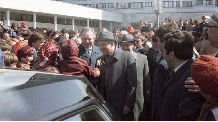Выходы в народ стали фирменной фишкой генсека Горбачева, фото: aizen-tt.livejournal.com
