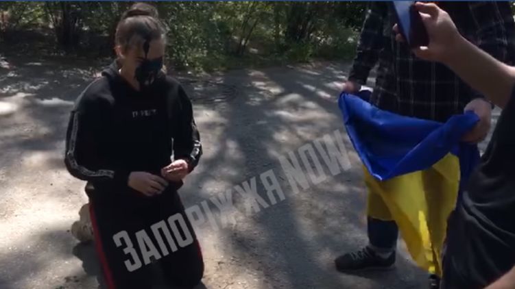 В Запорожье националисты поставили подростка на колени и заставили облиться зеленкой за испорченный украинский флаг