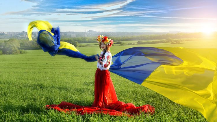 Украинка в вышиванке. Фото с сайта Goodfon