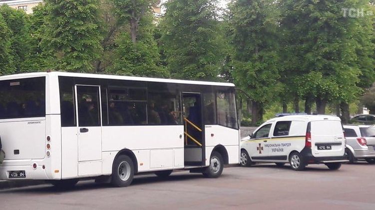 Под Королёвский суд Житомира пригнали автобусы с Нацгвардией. Фото ТСН