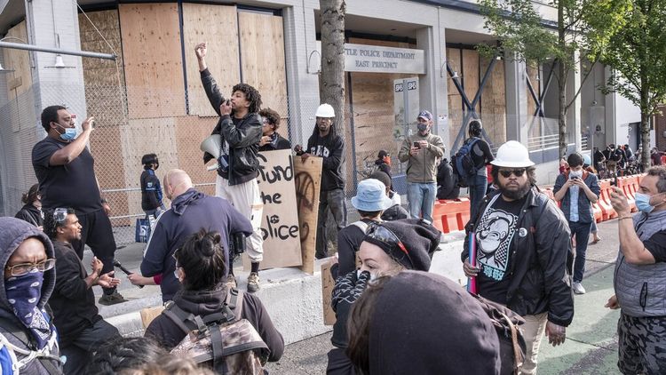 Что происходит в Сиэтле, где темнокожие захватили 6 кварталов и полицейский участок. Фото: Dean Rutz/The Seattle Times
