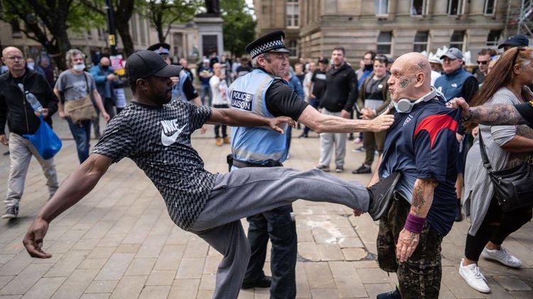 В Лондоне полиция разъединяет защитников прав темнокожих и националистов 