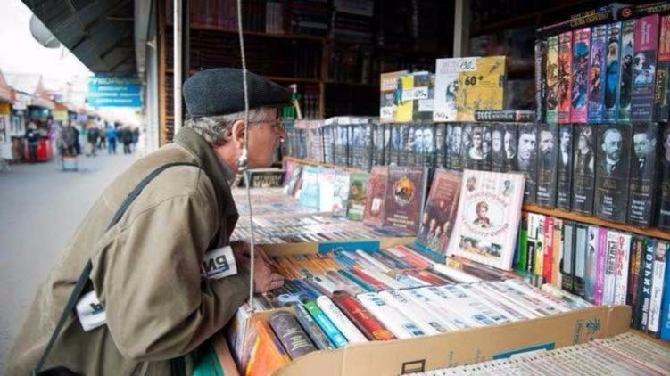 Издатели говорят, что в Украине выпускают больше книг на украинском языке, но продаются в больших городах лучше книги на русском. Фото: Страна