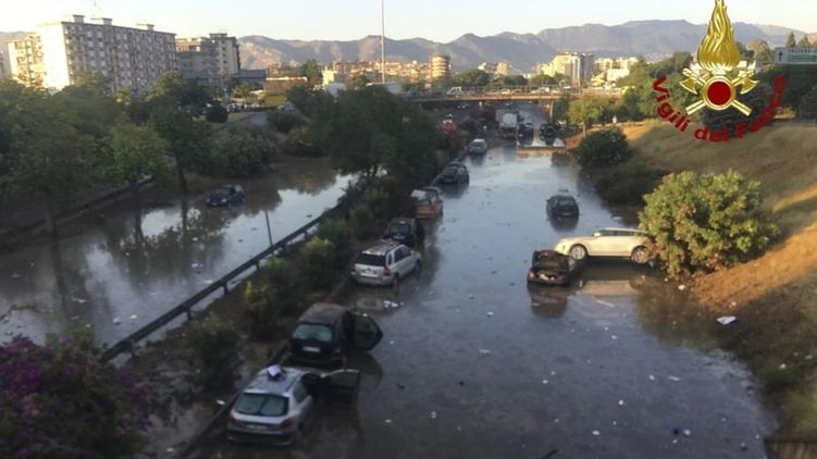 В Палермо прошел самый сильный дождь за 200 лет. Фото: EAST NEWS