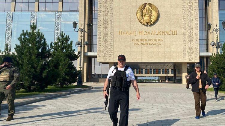 Бацька снова появился на протестах с автоматом. Фото РИА Новости