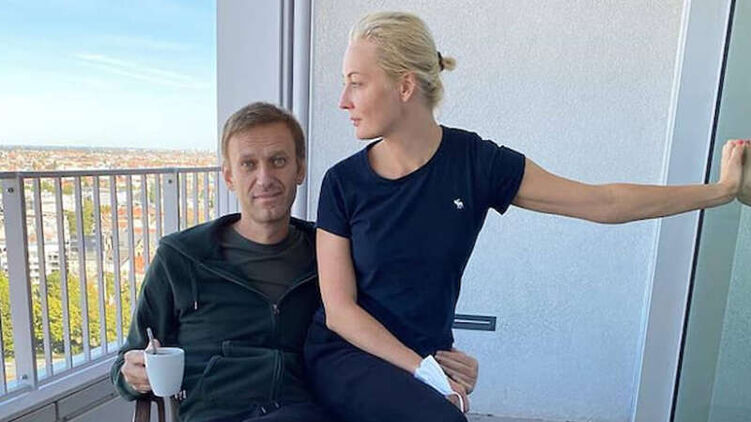 Навального в больнице сопровождала жена Юлия
