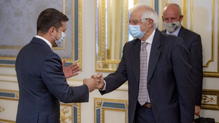 Владимир Зеленский приветствует Жозепа Борреля. Фото с сайта президента