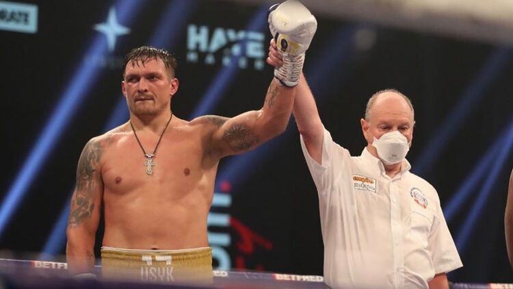 Усик одерживает победу над Чисорой. Фото из Facebook украинского боксера