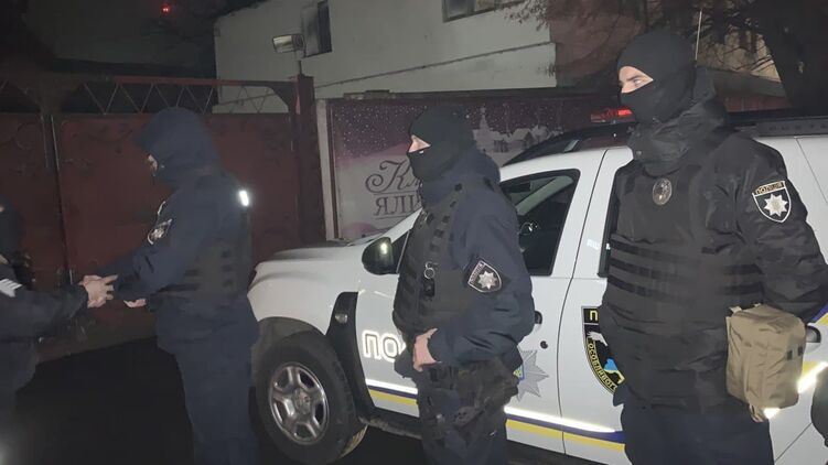 Возле фабрики в Клавдиево дежурит полиция - чтобы не было беспорядков. Фото 