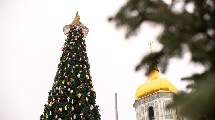Шляпа раздора. Почему убрали украшение с главной новогодней елки Киева и чем она не понравилась пользователям Фейсбука, 
