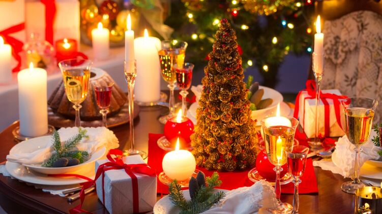 Рождественский стол украсьте свечами, еловыми веточками и подарками для своих близких