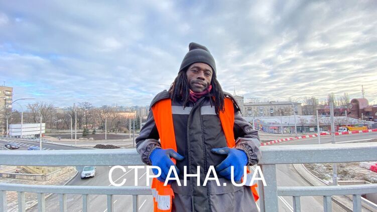 Темнокожий строитель Бен с Шулявского моста так и не получил украинский паспорт. Фото: Страна