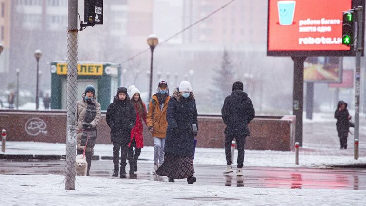Киев с утра заметает снегом, на дорогах - пробки. Фото 