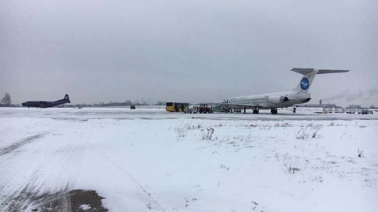 Из-за снегопада аэропорты в Виннице и Черновцах закрыли. Фото: facebook.com/aeroportcher