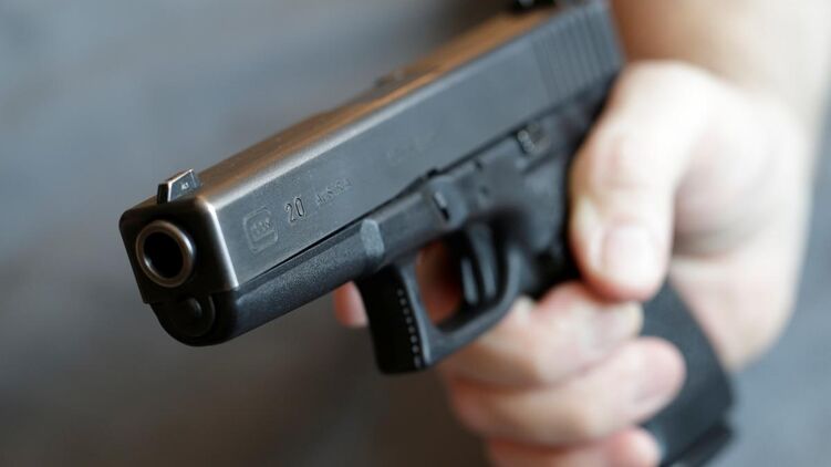 В Украине могут легализовать короткоствольное огнестрельное оружие. Правда, пока его можно будет только хранить дома, но не носить с собой