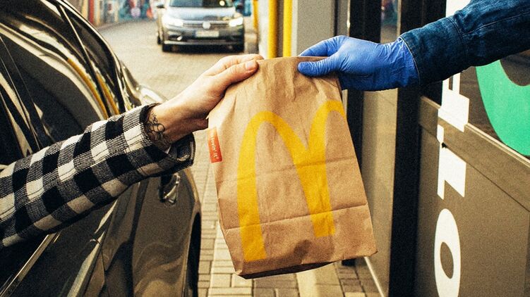 Работники McDonald's в Киеве слышали о движении Fight for $15. Фото: Facebook/ McDonald's