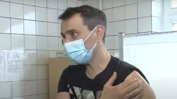 Виктор Ляшко после первой вакцины от коронавируса 2 марта. Кадр из видео