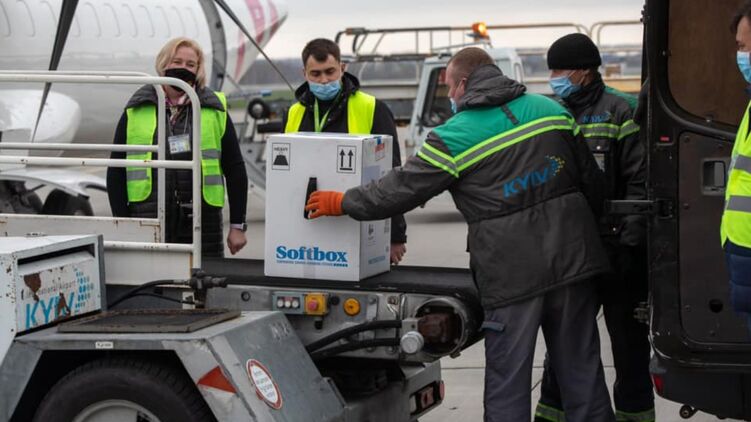 Вакцину Pfizer разгружают в аэропорту Киев. Фото МОЗ
