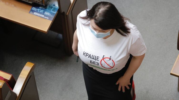 Политик засветилась с неоднозначным слоганом на груди, фото: Изым Каумбаев, 
