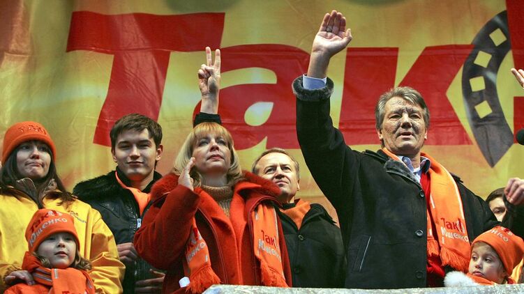 Виктор Ющенко и его семья на Майдане 2004 года. Фото ТАСС