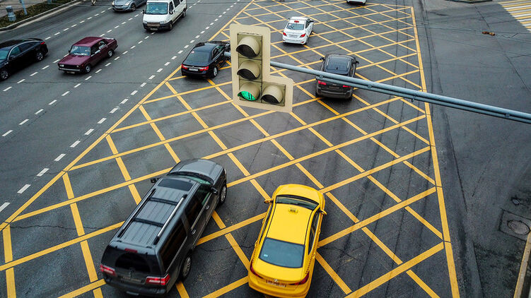Автомобили на желтой вафельной разметке. Фото: РИА Новости
