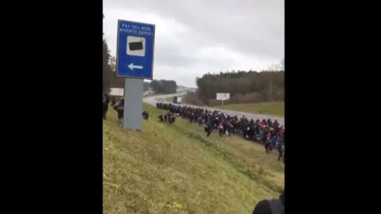 Колонна мигрантов движется к польской границе