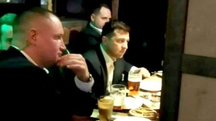 Зеленский, Ермак, Тимошенко и охранник за столиком в пабе